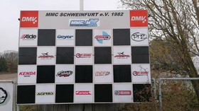 MotoCross an der schwarzen Pfütze